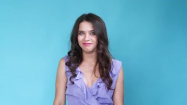 Aptal durum kadın mimiklerini kustu.