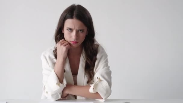 Dühös nő stresszes munka mém kifejezés — Stock videók