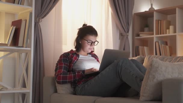 自宅のフリーランスの女性のラップトップソファからの仕事 — ストック動画
