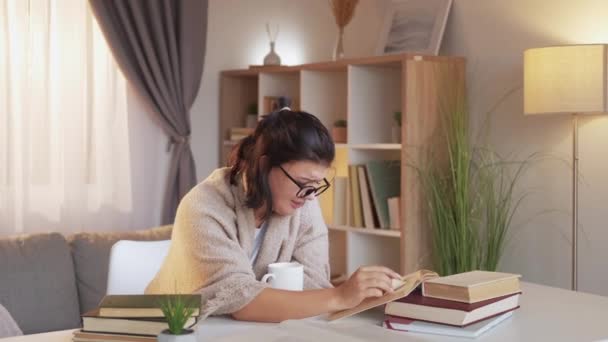 Чтение любитель книги хобби домашняя женщина клетчатый кофе — стоковое видео