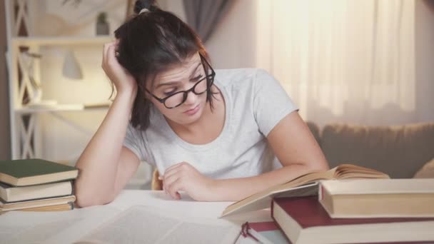 Estudio fatiga exceso de trabajo estudiante somnoliento examen de la mujer — Vídeos de Stock