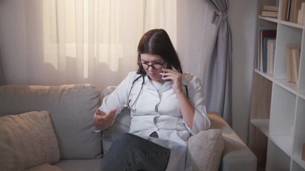 Diagnóstico de lesiones médico de trabajo mujer rayos X — Vídeos de Stock