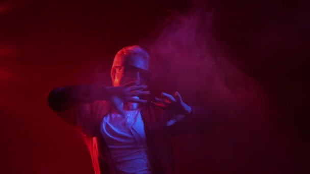 面白いダンスファンキーな男の音楽幸せな赤いネオンライト — ストック動画