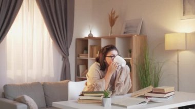 Kahve molası veren sakin kadın evde dinleniyor.