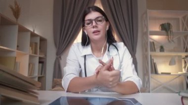 Online tıp uzaktan kumandalı doktor kadın video çağrısı