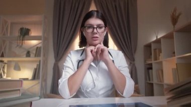 Online tıbbi bakım uzaktan kumandalı kadın video çağrısı