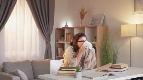 喝咖啡休息宁静的女人享受着家的放松 — 图库视频影像