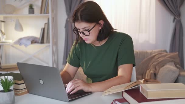 Работа крайний срок устал фрилансер женщина ноутбук домой — стоковое видео