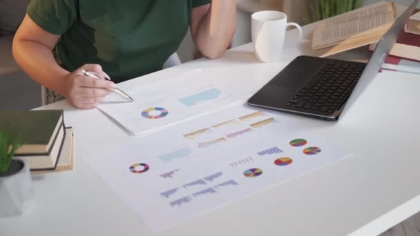 Analyse rapport revenu graphiques femmes mains graphiques — Video