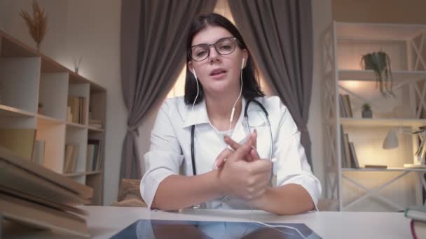 Online medicína vzdálený lékař žena video hovor — Stock video