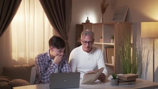 Padre e figlio genitorialità tempo libero uomo compiti a casa — Video Stock