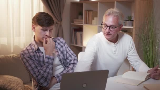 Onderwijs vader studie samen zoon huiswerk huis — Stockvideo