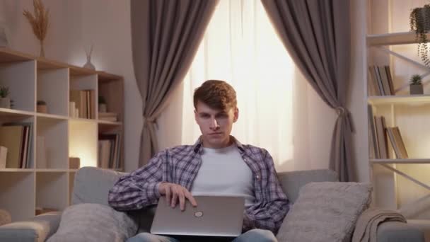 Ebeveyn kontrolü gizli oğul dizüstü bilgisayar babası — Stok video