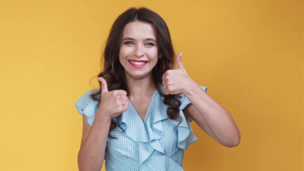 Как жест-мем женщина одобряет поддержку симпатично — стоковое видео