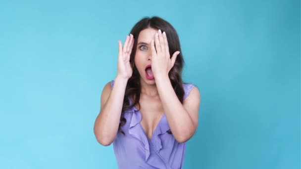 Versteckspiel Meme Frau verspielt Stimmung — Stockvideo