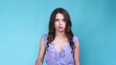 Beni suçlayan aptal jest.