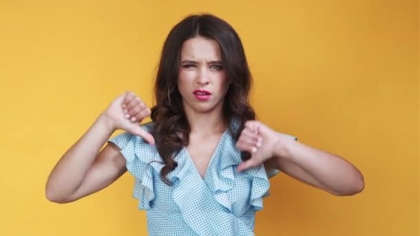 Nem szeretem gesztus mém nő szörnyű helyzet — Stock videók