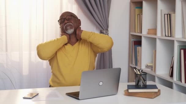 Lavoro pausa stanco africano uomo riscaldamento esercizi — Video Stock