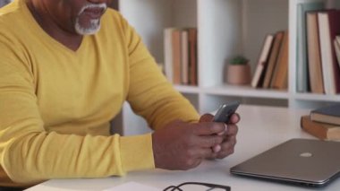 mobil sohbet kıdemli adam internet bağlantısı