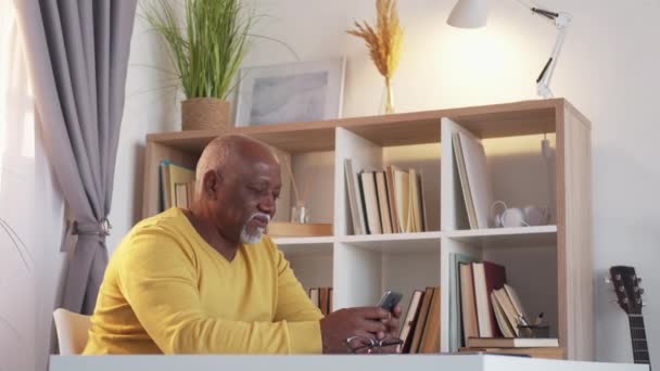 Réseau social heureux homme âgé connexion virtuelle — Video