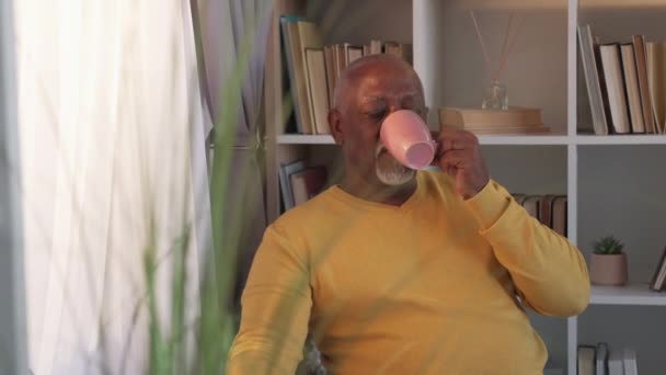 Наслаждаясь жизнью пожилого африканца кофе-брейк — стоковое видео