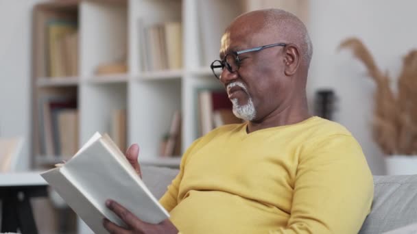 Historia interesante hombre mayor disfrutando de la jubilación — Vídeo de stock