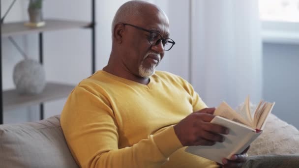 Korzystających czytania seniora odpoczynku emerytalnego — Wideo stockowe