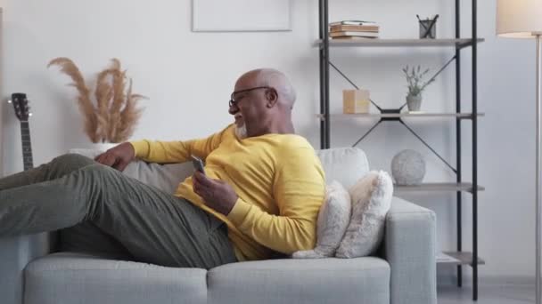 온라인으로 대화를 나누는 행복 한 노인 — 비디오