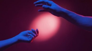İlk buluşma şehvetli eller neon ışıklı portre