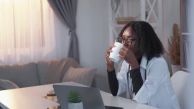 Rahatlayın. Kahve molası. Doktor dinlenme hastanesi.