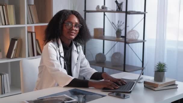 Успешный врач профессиональная клиника радостная женщина — стоковое видео