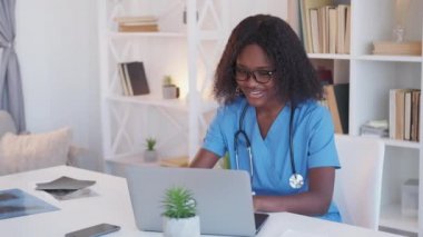 Çalışan hemşire özel kliniği neşeli kadın dizüstü bilgisayarı