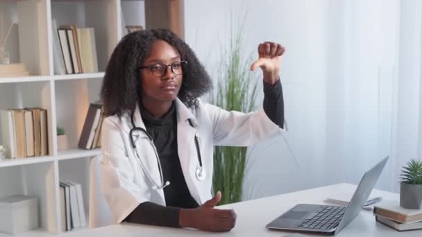 Лікар не подобається медичне схвалення жінка лікарня — стокове відео