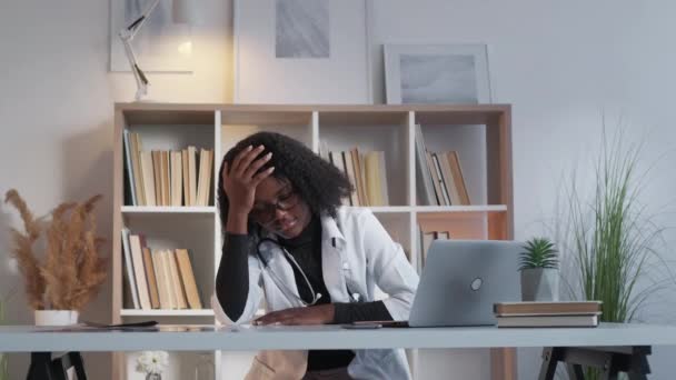 Медицинская недостаточность расстроенный врач женщина больницу — стоковое видео