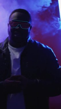 Rap performansı 90 'ların partisi Havalı adam şarkısı neon ışığı