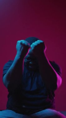 Zafer kutlamaları, mutluluk, şans, neon ışığı.