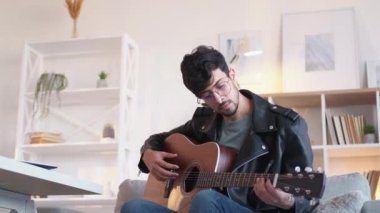 Sanal gitar dersi öğrenen adam.