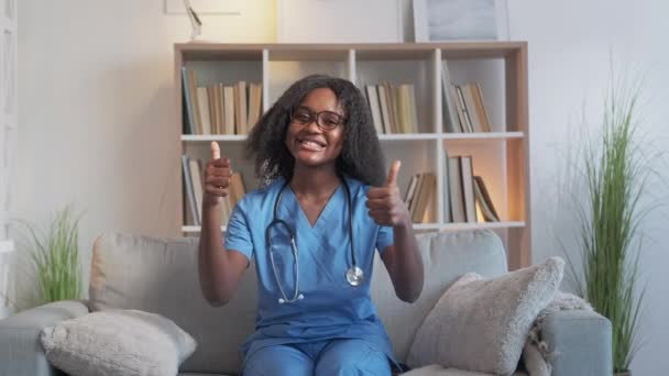 Sucesso médico apoio enfermeira mulher polegares para cima — Vídeo de Stock