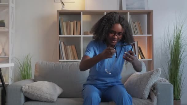 Измученная медсестра медицинская усталость женщина диван клиника — стоковое видео