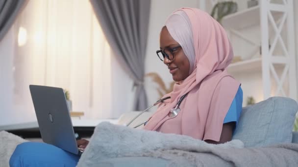 Dijital sağlık uzaktan kumandalı kadın hemşire laptop — Stok video
