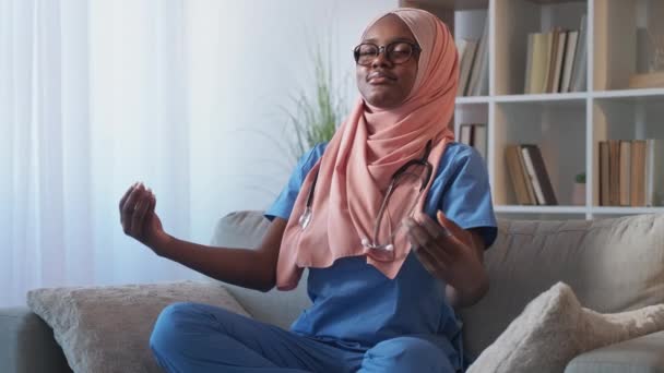 Расслабляющая медсестра йога медитации женщина диван больницы — стоковое видео