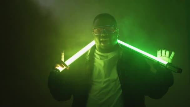 Rapper performt Hip-Hop-Musik Mann Neonlichter — Stockvideo