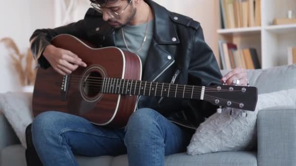 Gitaar spelen creatieve hobby guy tuning snaren — Stockvideo