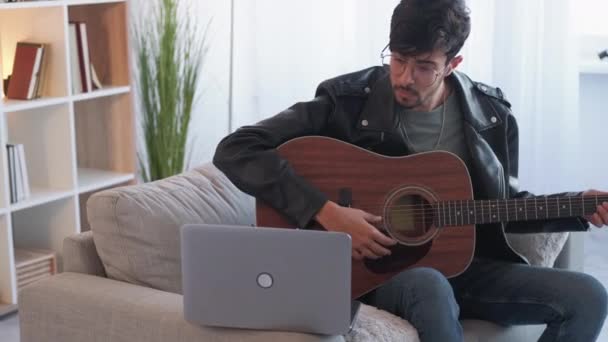 Online-Gitarrenklasse Musik-Video-Kurs Kerl spielen — Stockvideo