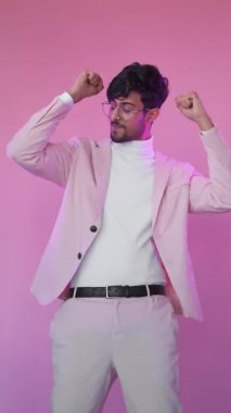 Kazanan dans başarısı kutlaması neon mutlu adam