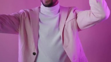 Zafer kutlaması birincisi neon dansı yapan mutlu adam.