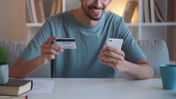Mobil bank online betalnings kille kreditkort app — Stockvideo