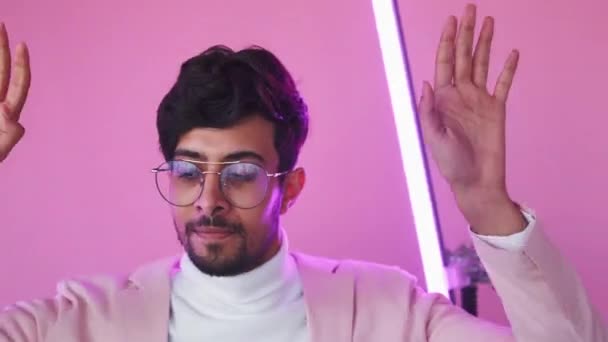 Disco pihak positif inspirasi neon pria menari — Stok Video