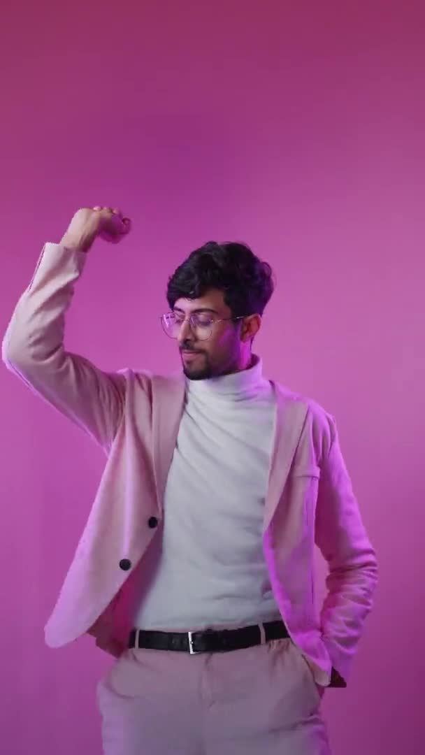 Неонові світлі люди веселі щасливий хлопець танцює рожевий — стокове відео