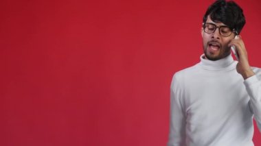 Sinirli adam bağırıyor.